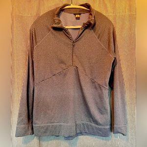 Fleecy inside and outside water repellant running top.